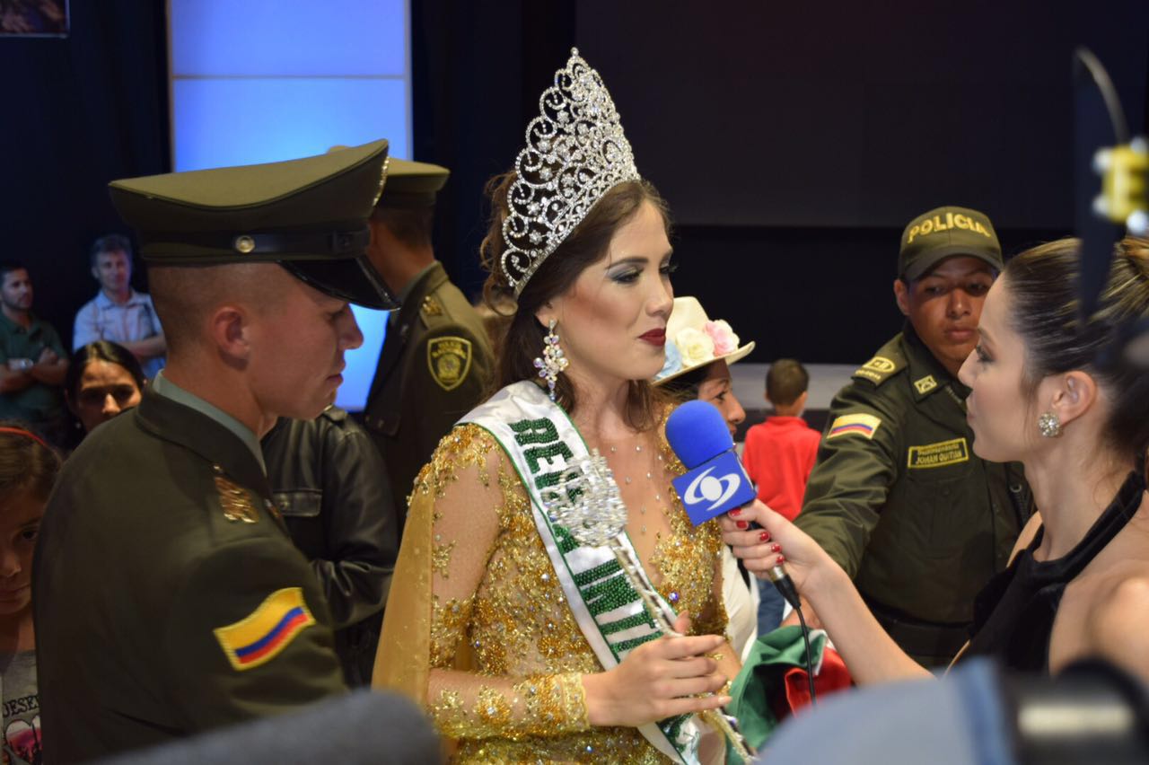 Mar%C3%ADa-de-Lourdes-Acevedo-46-reina-i