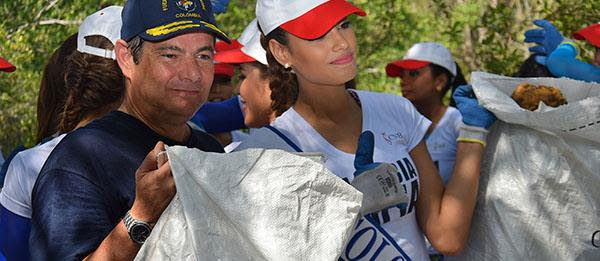 German Vargas con candidatas en Cartagena recogiendo basura