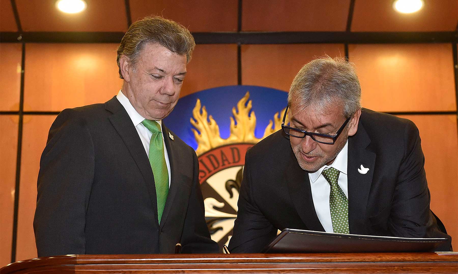 El nuevo Ministro de Justicia y del Derecho, Jorge Eduardo Londoño firma su posesión en el cargo ante el Presidente Juan Manuel Santos.