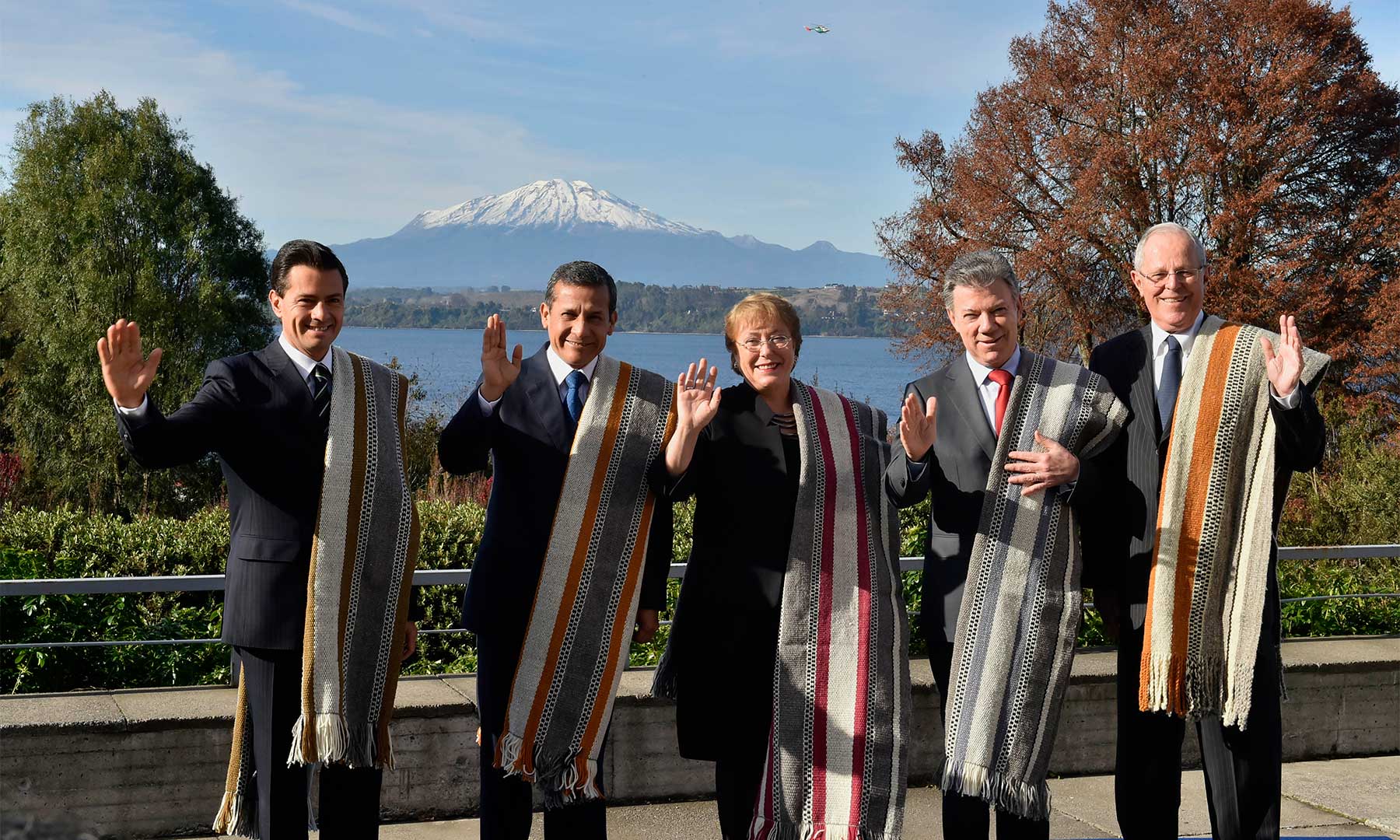 Foto oficial de la XI Cumbre de la Alianza del Pacífico, celebrada este viernes en Puerto Varas (Chile), con participación de los presidentes de Colombia, México, Chile y Perú.