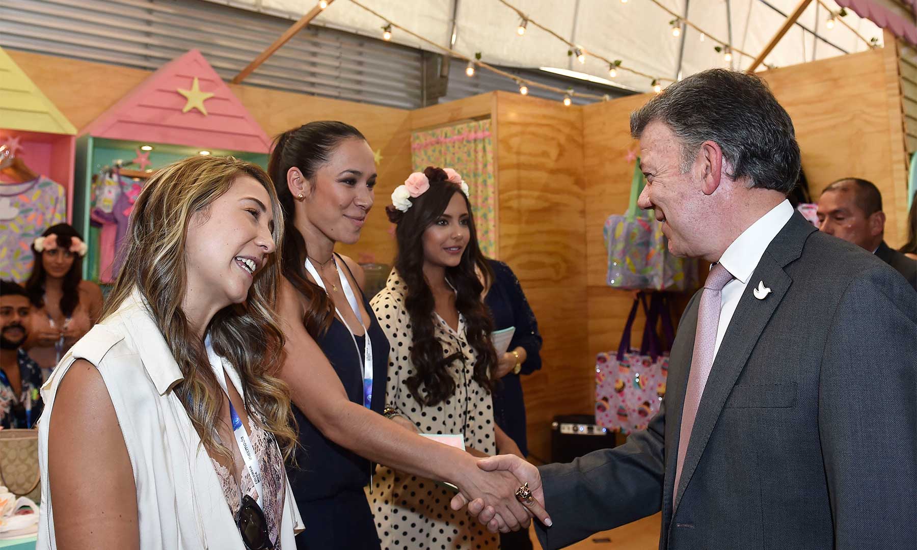 Durante su recorrido por ColombiaModa 2016, el Presidente Santos departió con asistentes al evento y reiteró el compromiso del gobierno para con el sector textil y de confecciones.